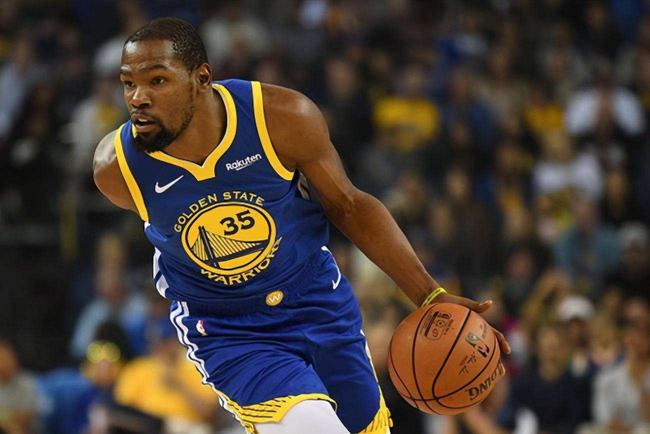 没绷住，1米95的哈兰德看到1米75的居莱尔角球盯防自己后笑了（1米95的哈兰德见1米75的居莱尔角球盯防，没忍住笑了）