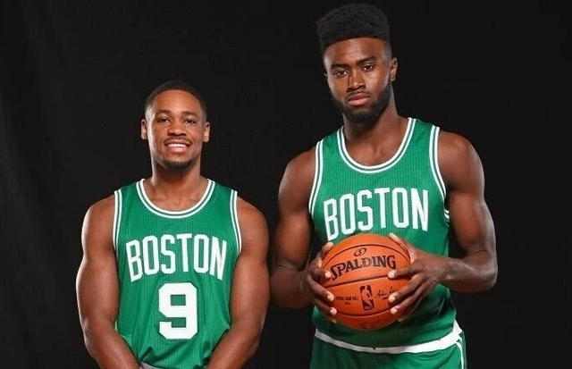 热爱皆平等，河南球迷赛前在球场外声援阿奇姆彭（热爱无界，河南球迷赛前场外力挺阿奇姆彭）