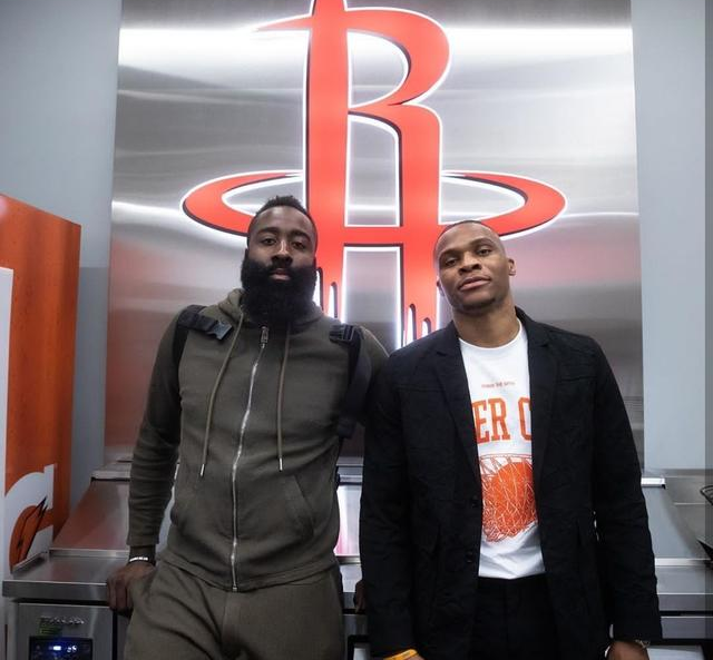 群星闪耀！长虹携手滑雪世界杯，书写“科技+体育”共赢新篇（星光汇聚！长虹联袂滑雪世界杯，开启科技+体育共融新篇）