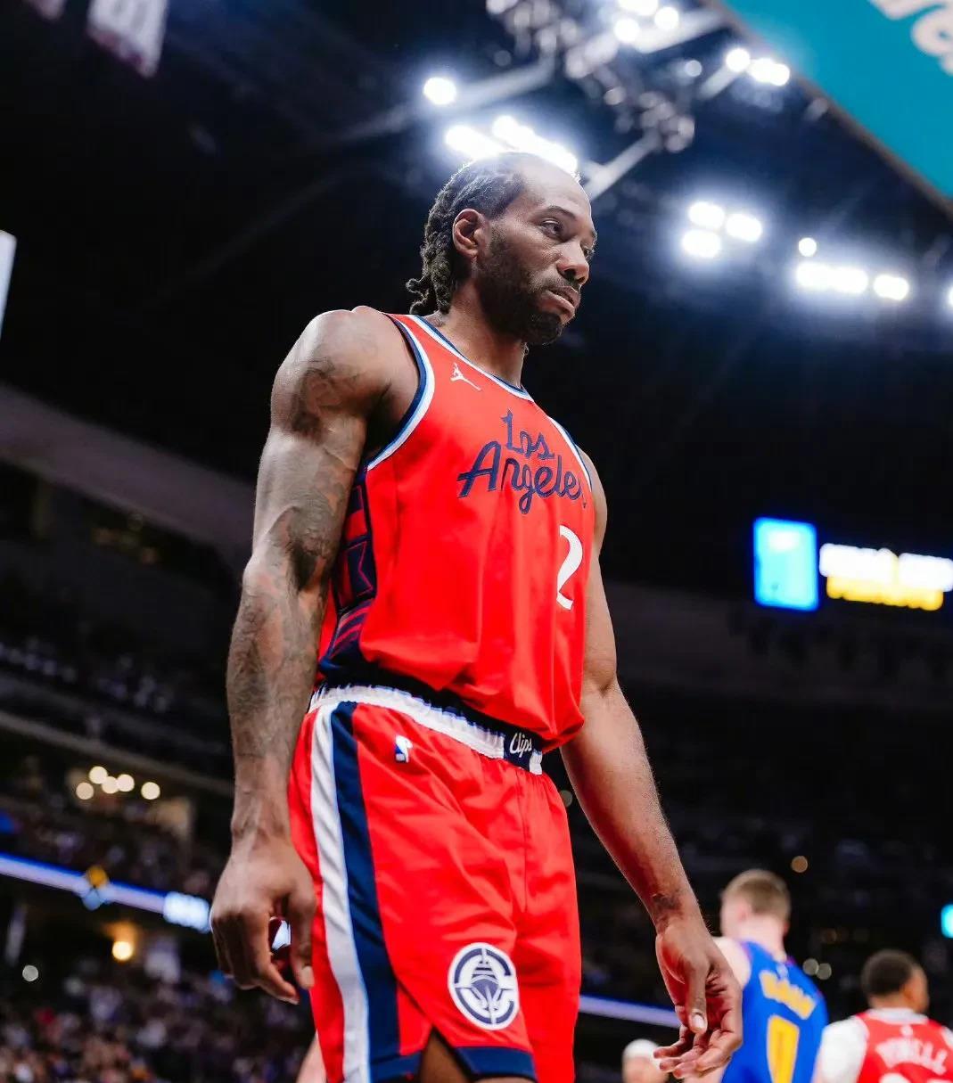 记者：切尔西中场霍尔加盟埃弗顿的转会费为2400万镑+浮动（记者：埃弗顿以2400万英镑加浮动签下切尔西中场霍尔）