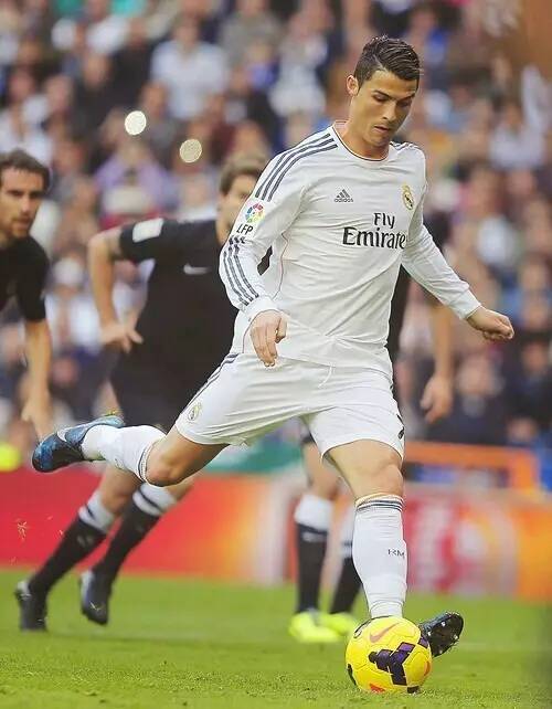 每体：巴萨目前对莱万的原则是，要么大幅降薪要么自由身离开（每体：巴萨给莱万两条路——要么大幅降薪，要么自由离队）